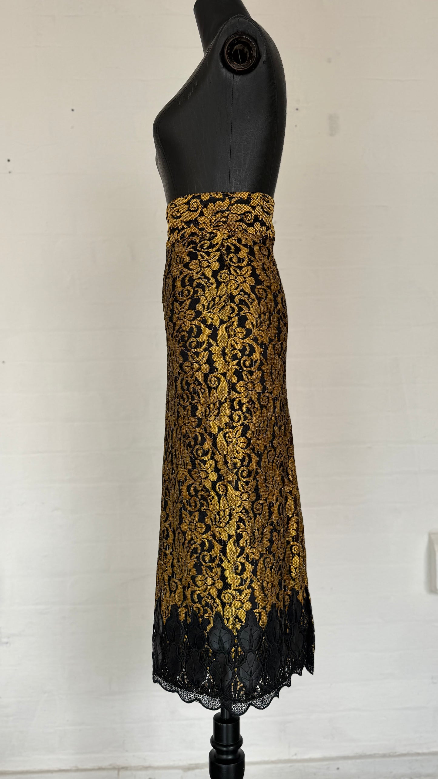 High-Waisted Gold & Black Baroque
Jacquard Midi Skirt