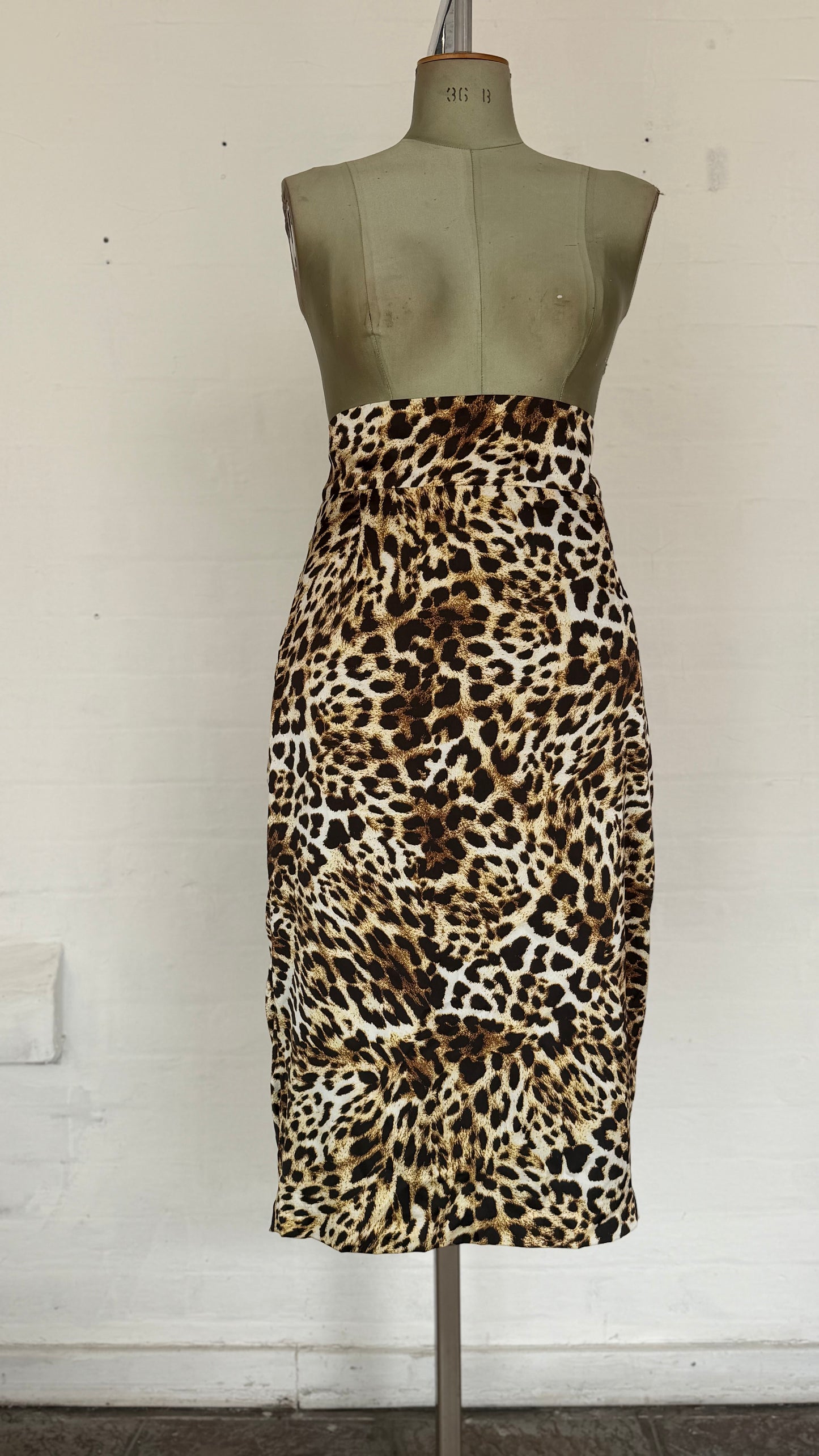 Classic Leopard Print High-Waist Pencil Midi Skirt