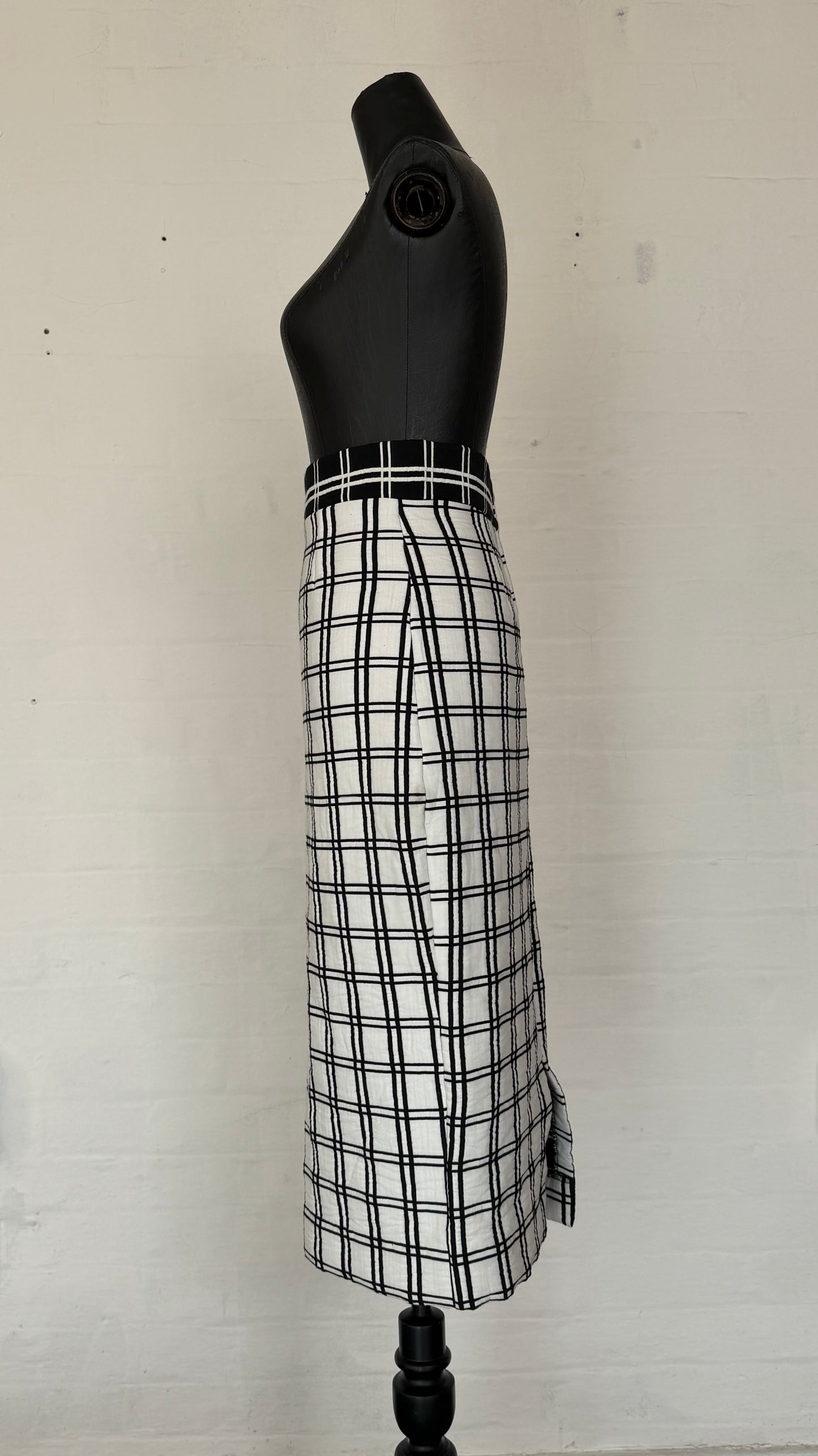 High- Waisted Black & White Pencil Skirt